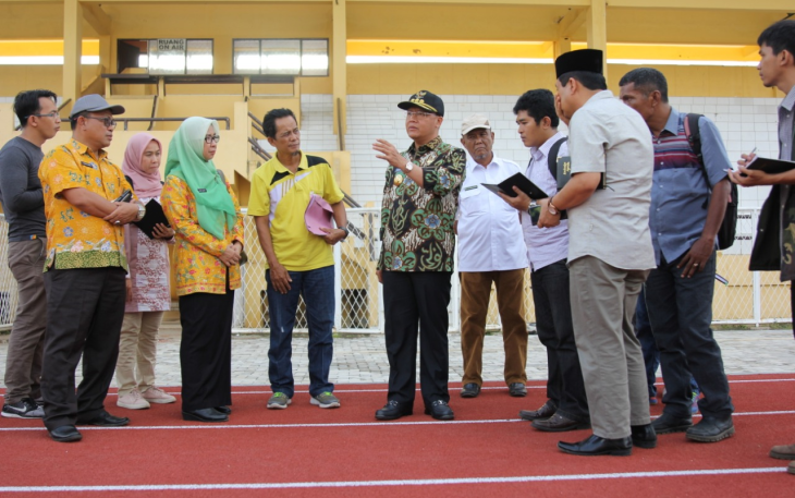 Gubernur Bengkulu Rohidin Mersyah bersama rombngan meninjau beberapa spot pembangunan Stadion Sawah Lebar Bengkulu