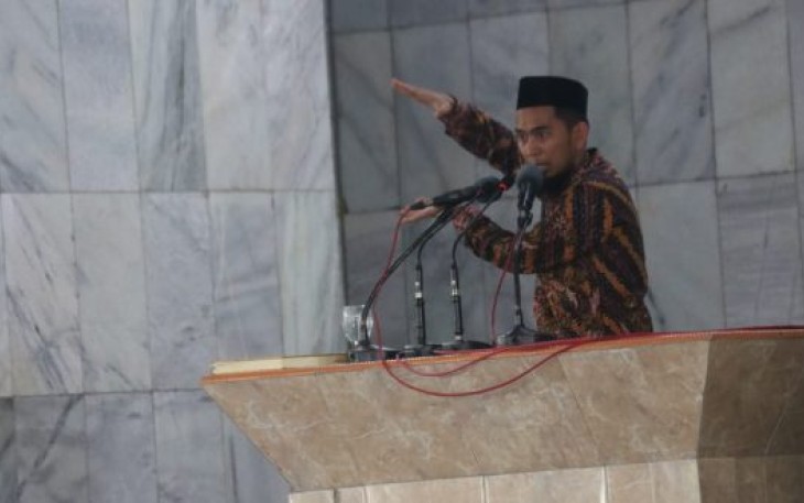 Ustaz Adi Hidayat saat Tabligh Akbar dalam rangka Tanwir Muhammadiyah di Masjid Akbar At Taqwa, Anggut, Kamis (14/2/2019).