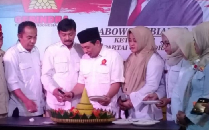 Ketua DPC Partai Gerindra Dedy Wahyudi saat melakukan potong tumpeng