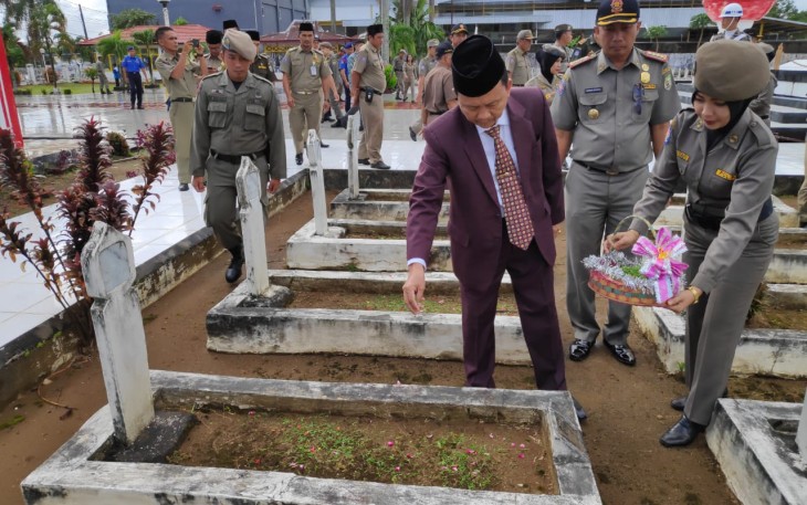 Asisten I Setda Provinsi Bengkulu Hamka Sabri Melakukan Tabur Bunga  di Taman Makam Pahlawan Bengkulu