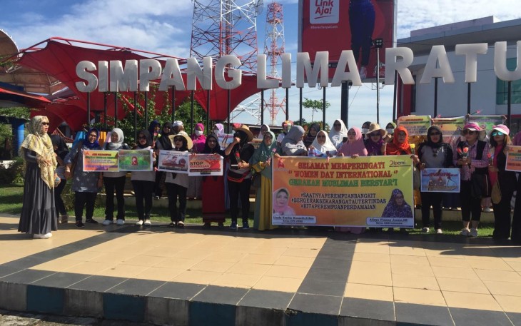 Aksi simpatik puluhan perempuan GMB di Simpang Lima Ratu Samban
