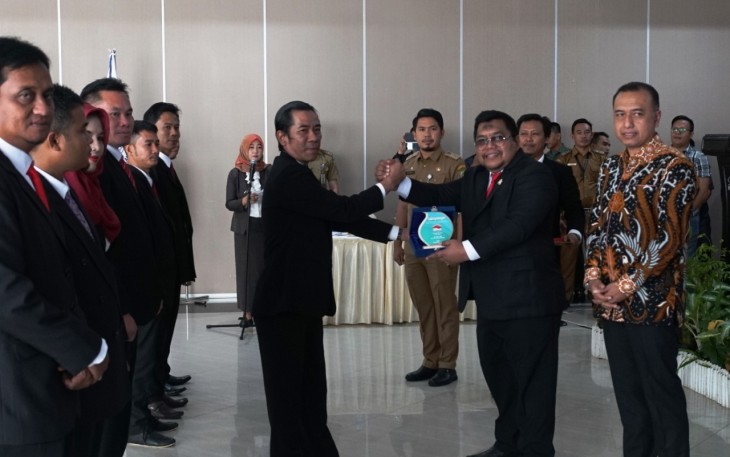 Penyerahan cindra mata usai pelantikan pengurus GPEI
