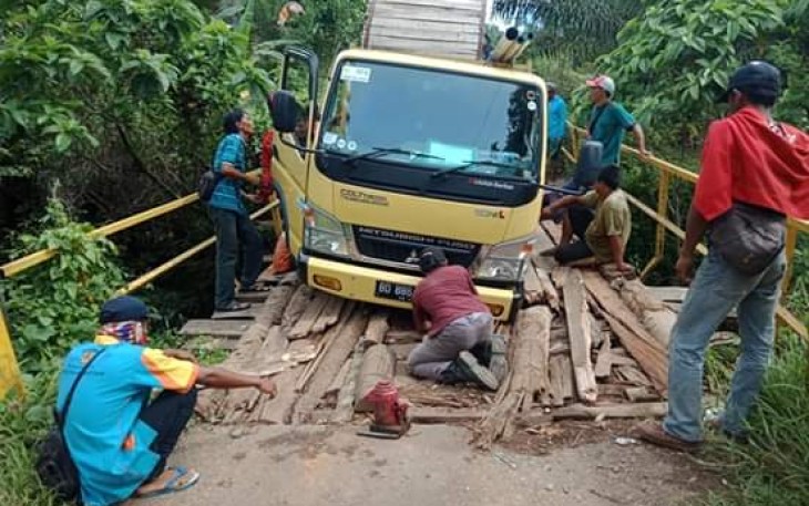 Mobil yang Terperosok 