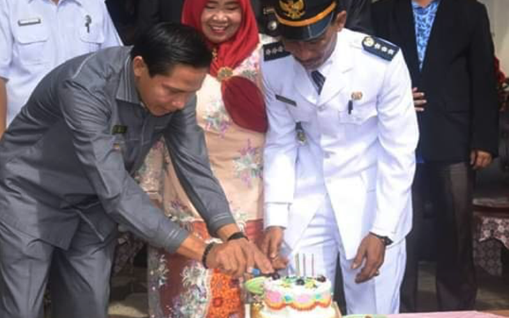 Potong kue HUT ke 14 Kecamatan Luas oleh Bupati Kaur Gusril Pausi, S.Sos 