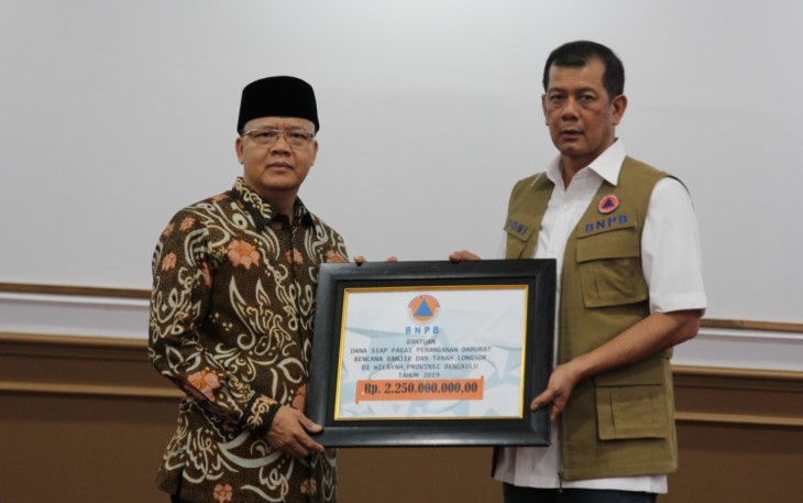 Penyerahan bantuan secara simbolis dari BNPB.