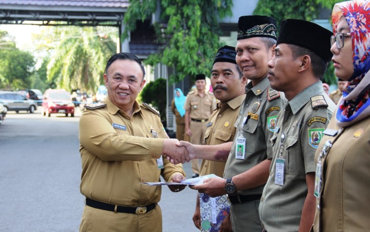 Sekretaris Daerah Pemerintah Provinsi Bengkulu Nopian Andusti Berikan Petikan Keputusan Gubernur Bengkulu Tentang Kenaikan Pangkat Pegawai Negeri Sipil   