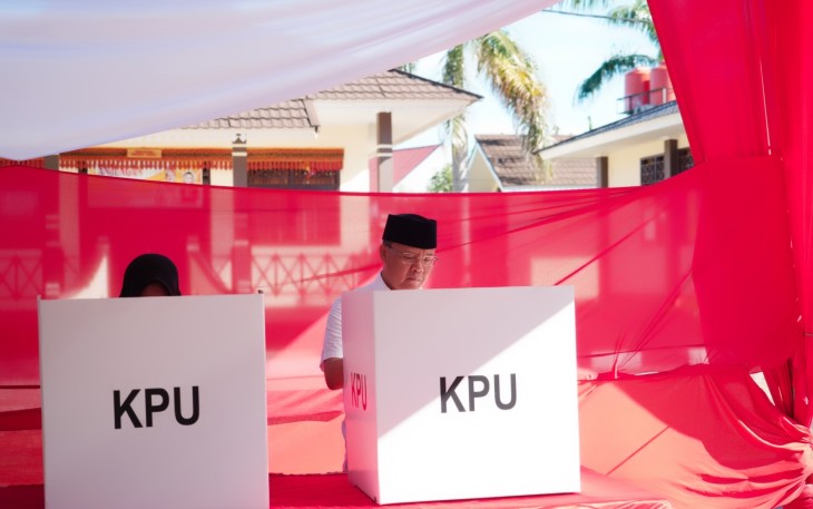 Gubernur Bengkulu Rohidin Mersyah dan istri Nyoblos di TPS 22.
