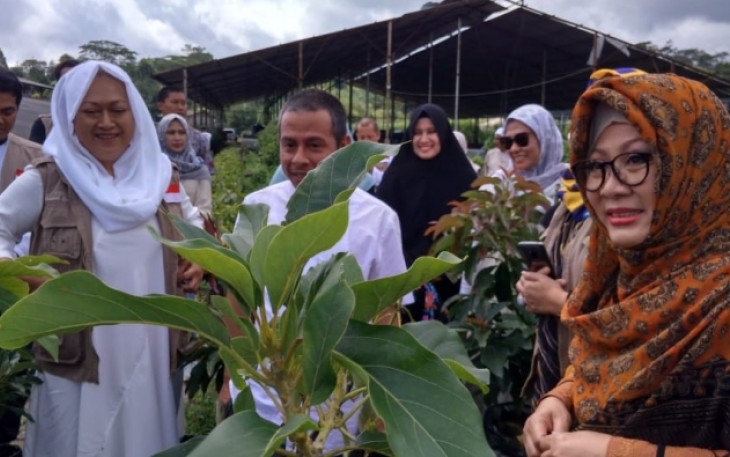 Mbak Tutut saat berkunjung ke Pesantren Markaz Syariah di Megamendung, Bogor, Jawa Barat