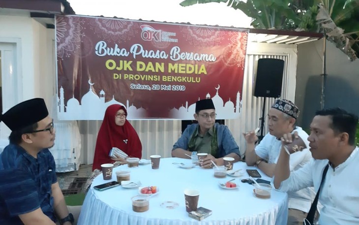  Ketua OJK Bengkulu Yusri Buka Bersama Dengan Wartawan 