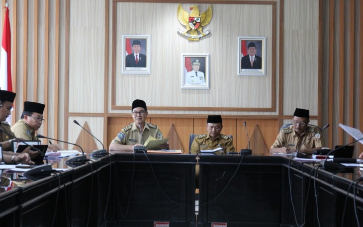  Asisten III Setda Provinsi Bengkulu Gotri Suyanto, Asisten I Setda Provinsi Bengkulu Hamka Sabri  Dalam Rapat 