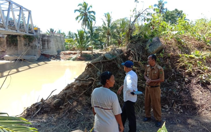 Plt Bupati Bengkulu Selatan Gusnan Mulyadi Pantau Lokasi Pembangunan Jembatan 