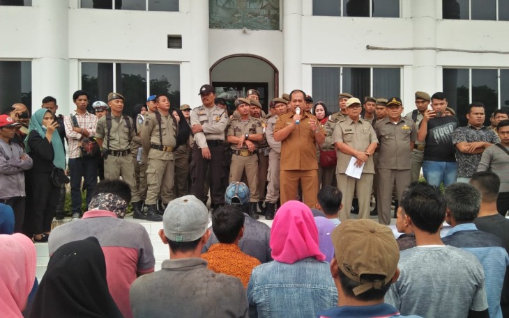 Sekretaris Daerah Kabupaten Asahan Taufik ZA Menemui Para Pendemo 