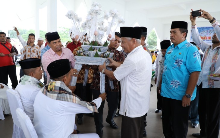 Please Bupati Asahan Surya saat menghadiri penutupan manasik haji