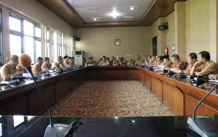 Bupati Bengkulu Selatan Gusnan Mulyadi Pimpin Rapat 
