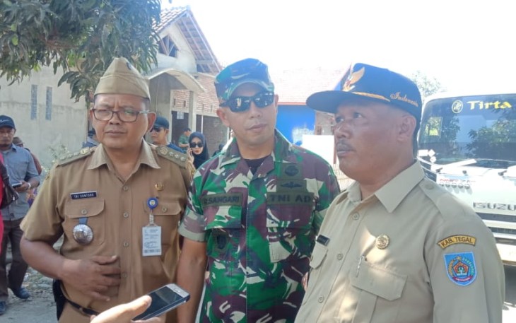 Camat Suradadi, Dandim 0712/Tegal serta Kepala Desa Jatimulya Saat Meninjau Lokasi Kekurangan Air