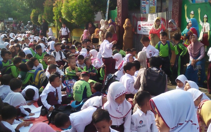Murid SDN 62 Sedang Belajar Dijalan 