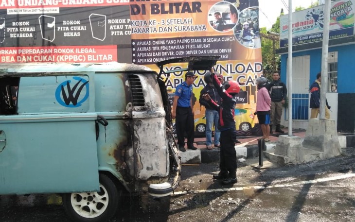 Mobil VW Combi Yang Terbakar di Pinggir Jalan Tanjung Kota Blitar