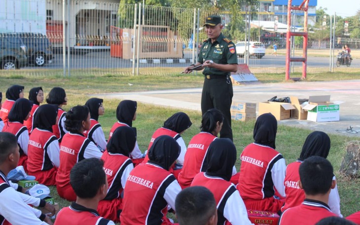 Arahan Komandan kepada para anggota Paskibra