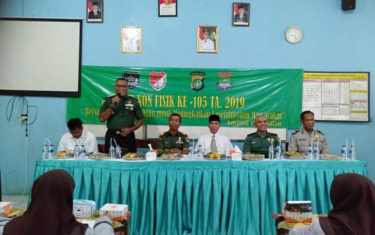 Dansatgas saat berikan arahan me lokasi sekolah program TMMD Non Fisik