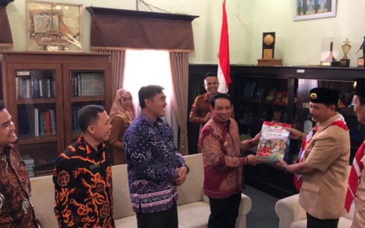 Wakil Wali Kota Bengkulu Dedy Wahyudi Sedang Foto Bersama 
