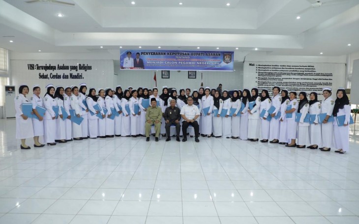 Foto bersama usai penyerahan SK CPNS Dokter dan Bidan PTT