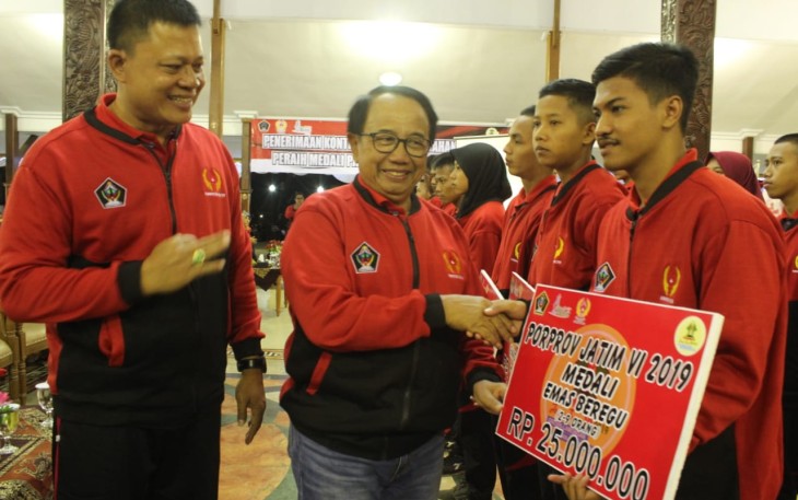Bupati Blitar Rijanto saat menyerahkan hadiah secara simbolis kepada Atlet Kabupaten Blitar yang berprestasi di Porprov ke-6 Jawa Timur tahun 2019
