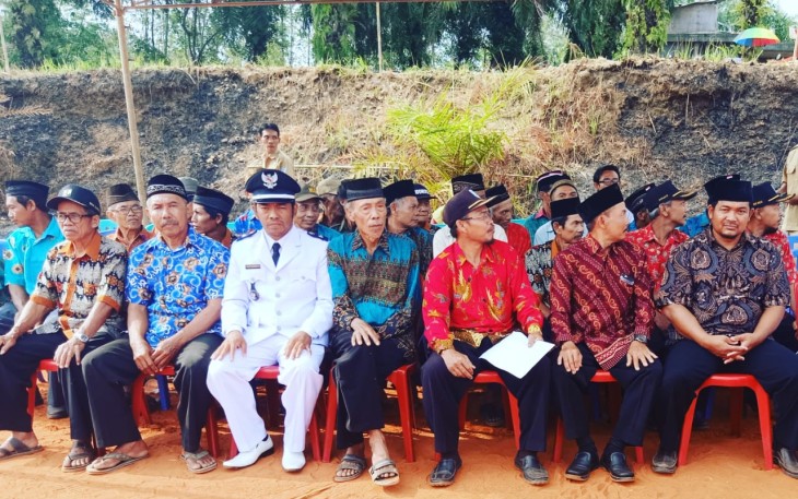 Kades Melati Harjo Dukut Sumari S.IP bersama warganya pada upacara HUT ke-74 RI
