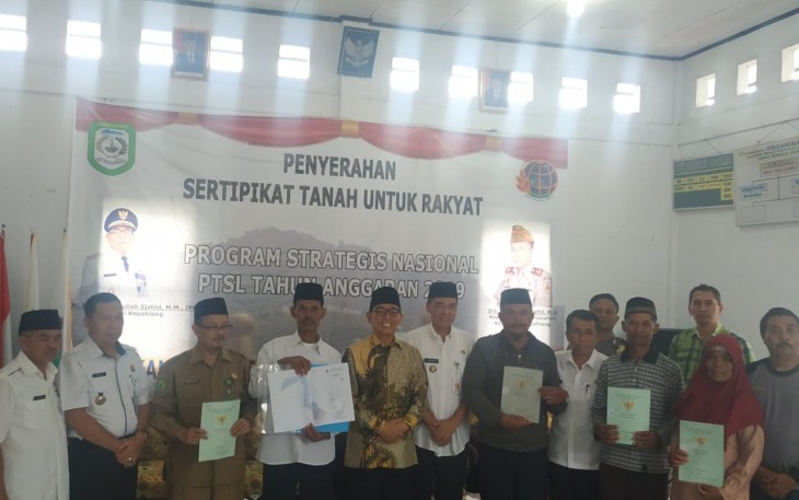 Bupati Kepahiang Hidayatullah Sjahid Hadir Dalam Pembagian Sertifikat di Desa Mekar Sari 