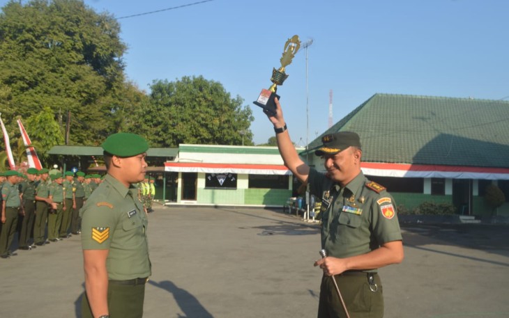 Dandim Serahkan Piala Lomba Gerak Jalan Kepada Tim Kodim Pati