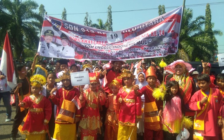 Pawai Dengan Pakaian Adat 