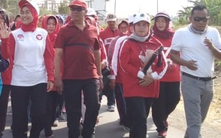 Bupati Brebes Saat Jalan Sehat di Rest Area 260B Banjaratma