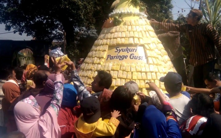 Tumpeng Tahu Jadi Rebutan Ratusan Warga