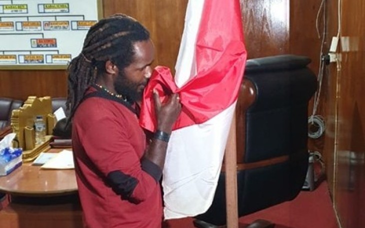 Demiron Wonda saat mencium bendera Merah Putih