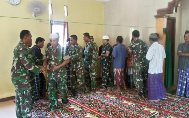 Prajurit TNI usai salat dzuhur di Masjid wilayah TMMD