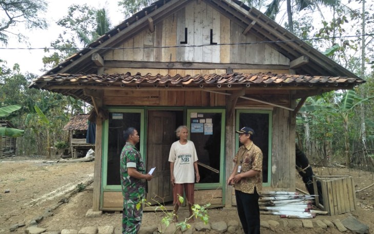 Babinsa Cek Kondisi Rumah Sasaran RTLH