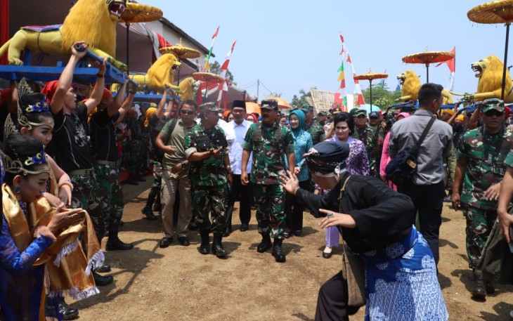 Panglima TNI saat menghadiri karya bakti dan bakti sosial di Desa Sukamukti