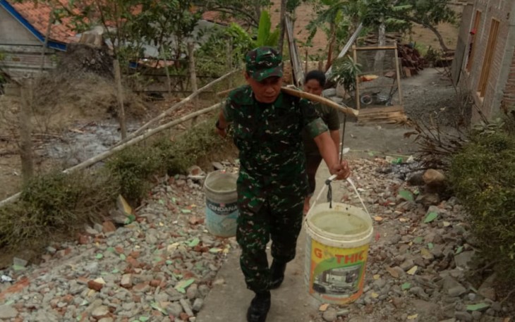 TNI Kodim Cilacap Bantu Masyarakat Ambil Air Bersih