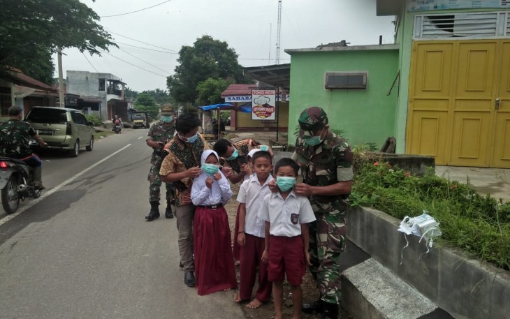 Bagikan Masker Kepada Masyarakat