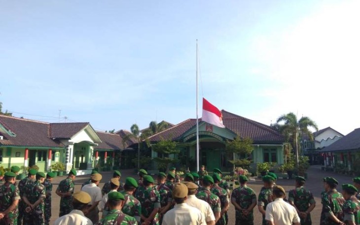 Jajaran Kodim Brebes Kibarkan Bendera Setengah Tiang