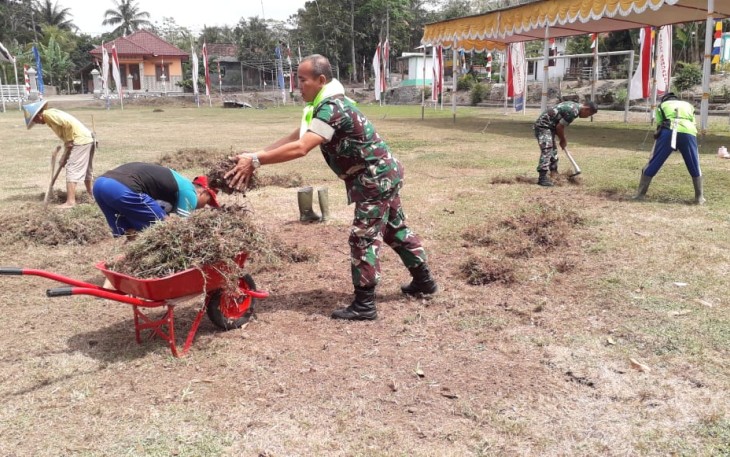 TNI dan Warga Rapikan Lapangan Upacara