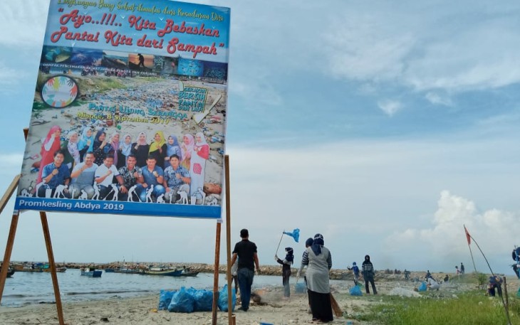 Tenaga Kontrak Bantuan Operasional Kesehatan Dari Tenaga Promkes Kesling 13 Puskesmas di Aceh Barat Daya Gelar Kebersihan Pantai  