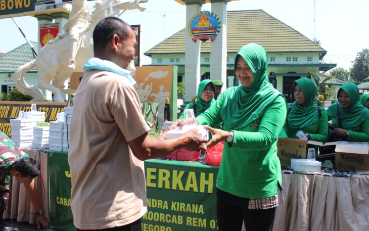 Berbagi Sesama Wujud Kepedulian Di Jumat Berkah