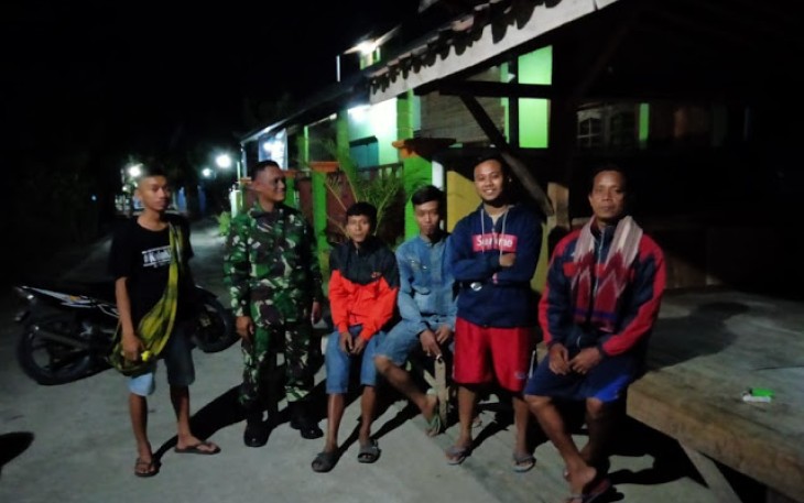 Tingkatkan Keamanan Wilayah Babinsa Cawas Adakan Siskamling Dan Patroli