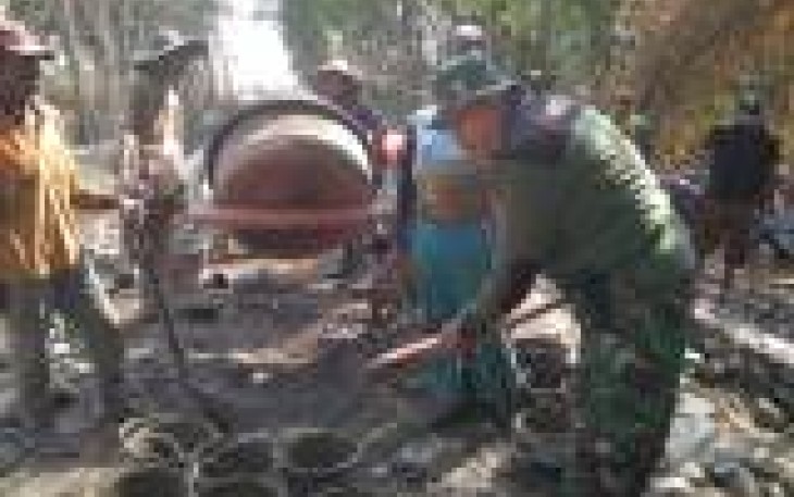 Koramil Juwiring Bangun Talud Bersama Warga