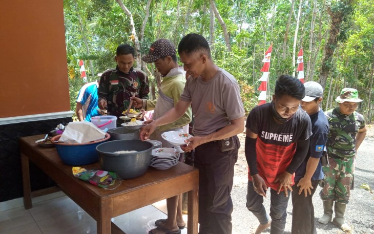 Tercipta Kedekatan Polisi dan TNI Sengkuyung Sukseskan TMMD 106 Kodim Cilacap