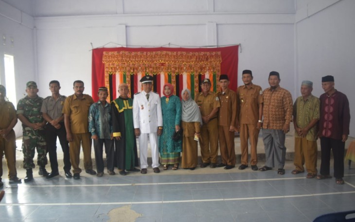 Camat Kuala Baru bersama Imuem Mukim Kuala Baru Ishak foto bersama usai pelantikan.