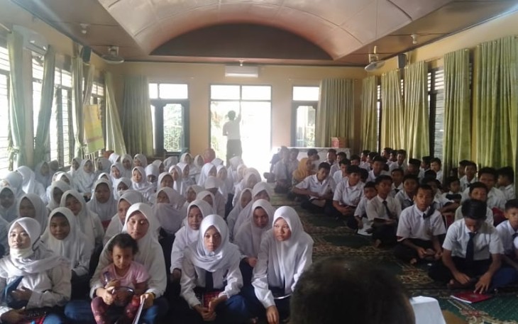 Wakasat Binmas Polres Jaktim dan Pelda Waridi Berikan Bimbingan Untuk Pelajar