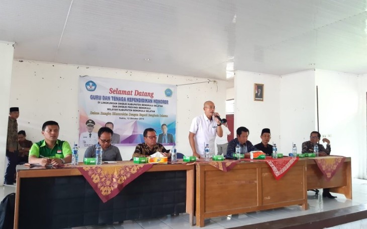 Bupati Gusnan saat bertemu dengan ratusan guru honorer