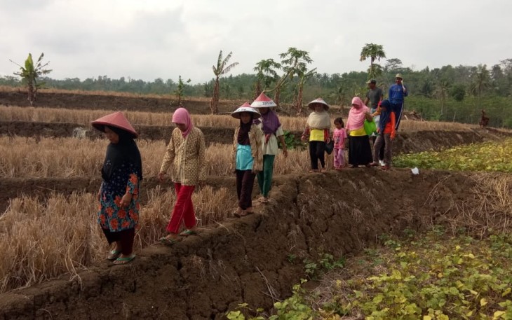 Jauhnya Lokasi Tidak Surutkan Semangat Warga Desa Cilibang Dalam Kegiatan TMMD