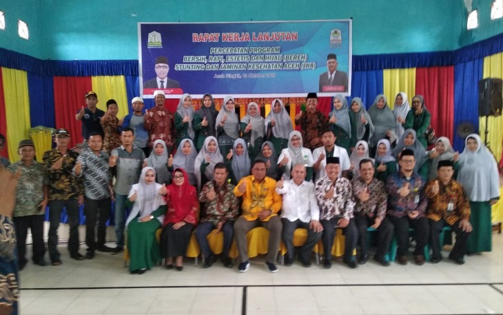 Sekda Aceh didampingi Kadis Kesehatan Aceh foto bersama Bupati dan Wakil Bupati dan jajaran serta tenaga kesehatan Aceh Singkil.